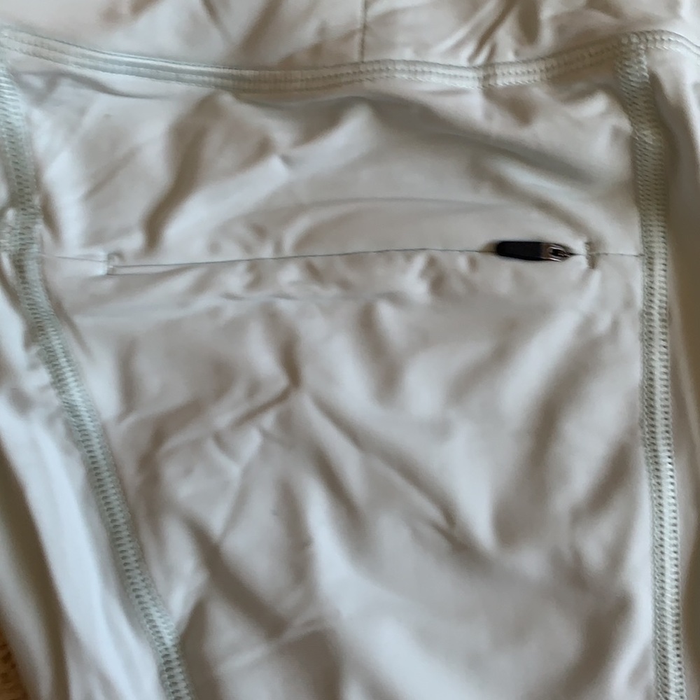 Hoka One One performance knit 3” short - Picture 6 of 8